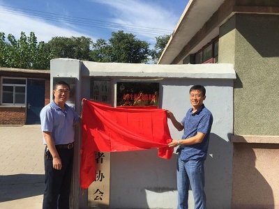 机电主管学生工作负责人邓春岩（左）与昌黎县委组织部副部长兼老干部局局长曾庆明‘